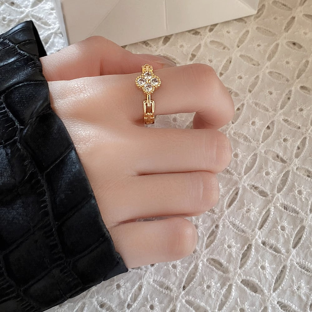 Anello da donna minimalista con fiore a quadrifoglio con intarsio di zirconi e fascia in rame galvanizzato