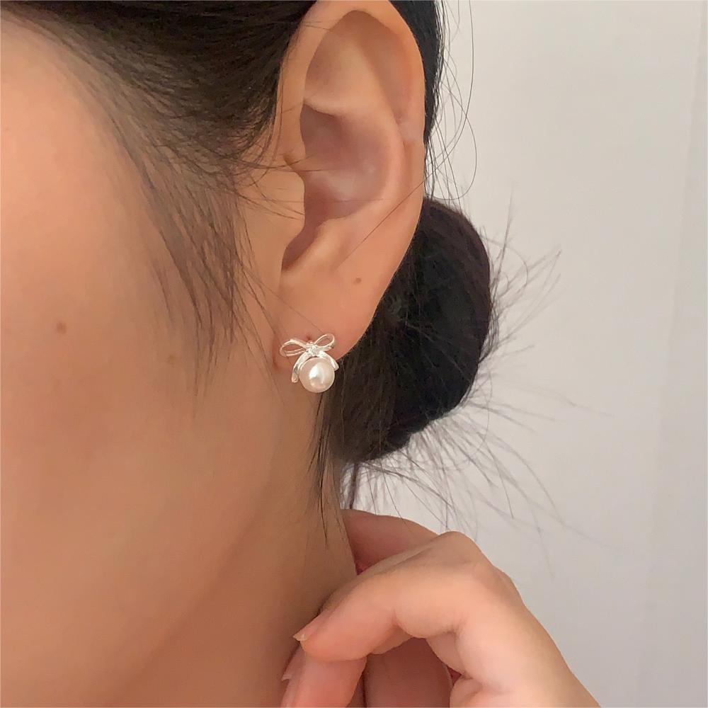 Orecchini a perno con fiocco minimalista e perle in argento sterling 925 placcato oro