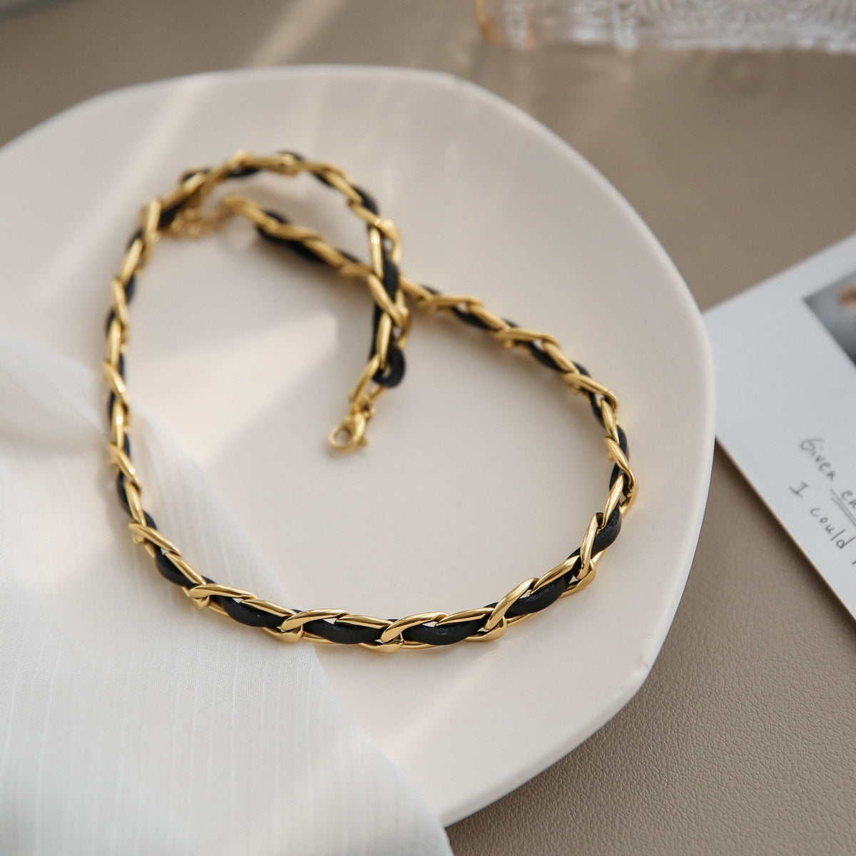 Collar trenzado de cordón de cuero de acero titanio en forma de U minimalista para mujer con cuentas doradas