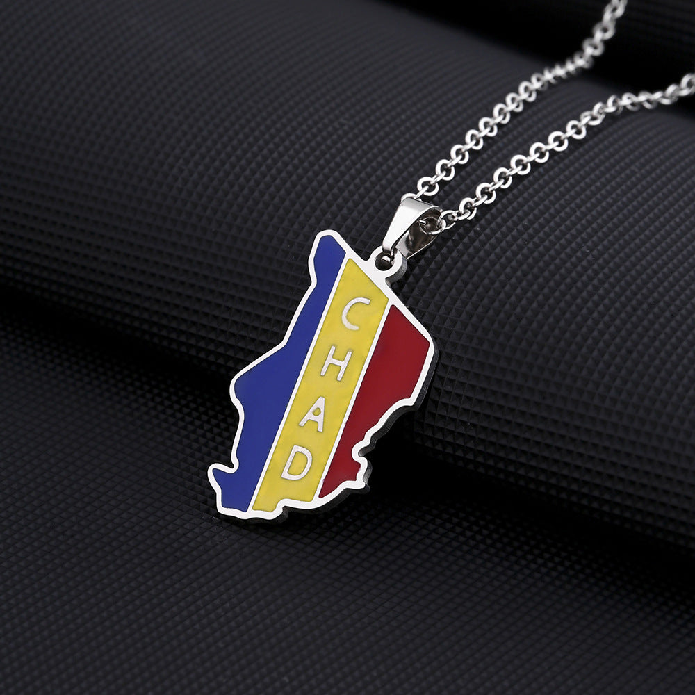 Collar con colgante de mapa y bandera geométrica de la República de Chad en acero inoxidable con dije de titanio y acabado galvanizado unisex