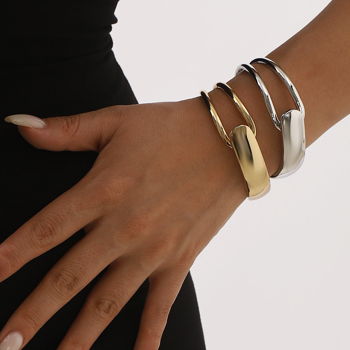 Pulsera minimalista de aleación geométrica con acabado chapado para parejas, brazalete moderno y discreto