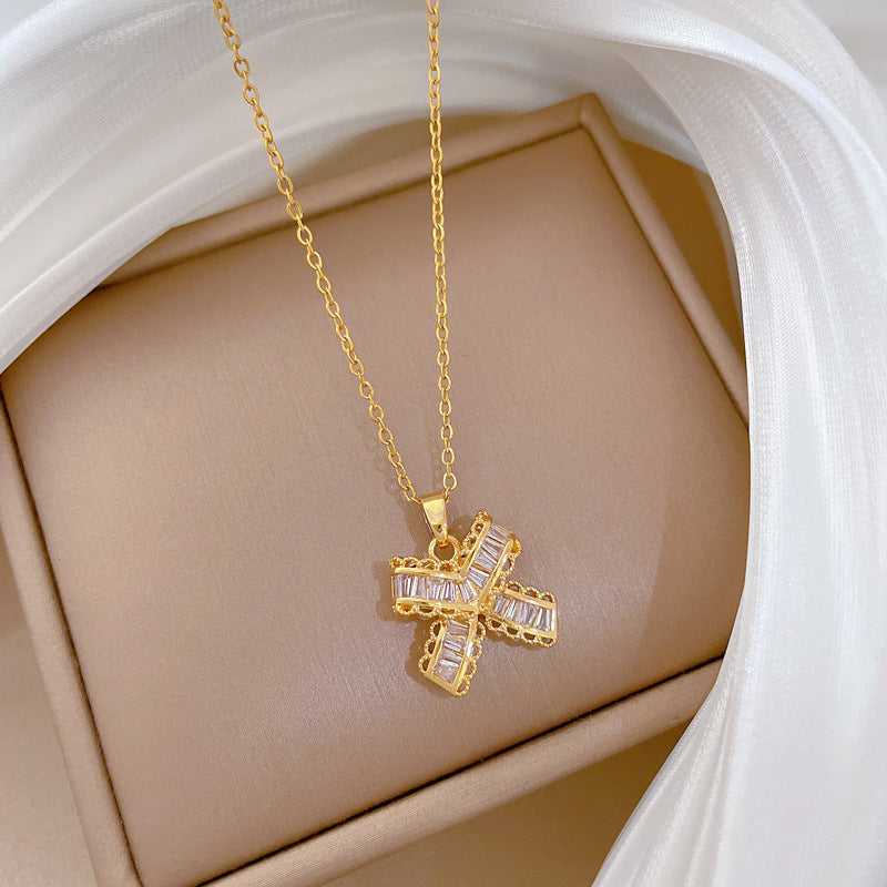 Collana a Farfalla in Acciaio al Titanio con Intarsi di Strass, Catena Delicata per Clavicole in Stile Fresco e Dolce