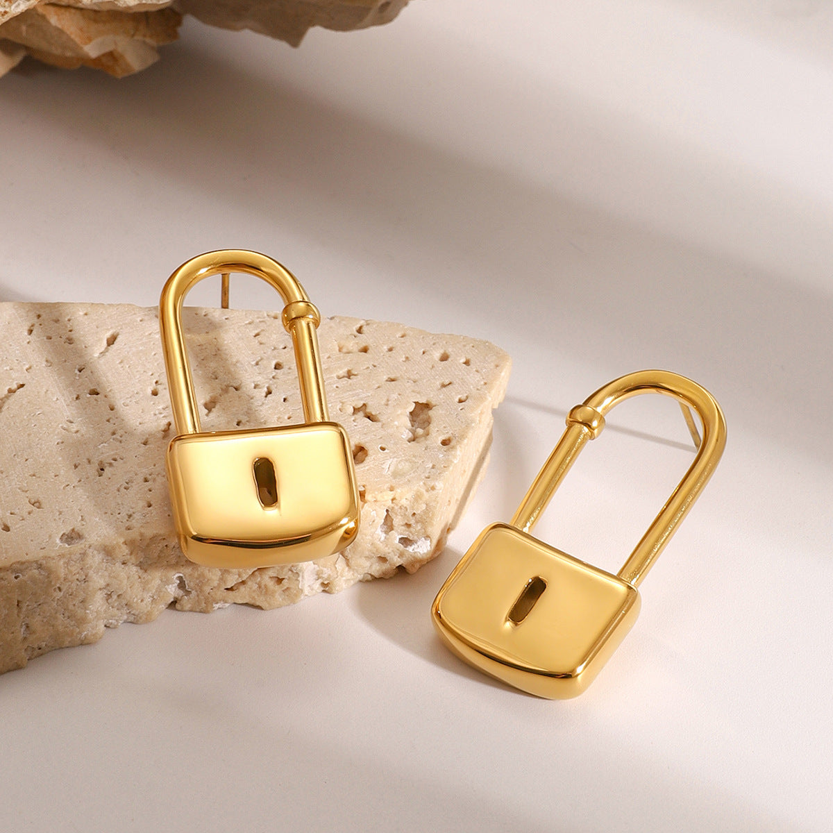 Orecchini a perno geometrici in acciaio inossidabile placcati oro da donna con design a linea minimalista