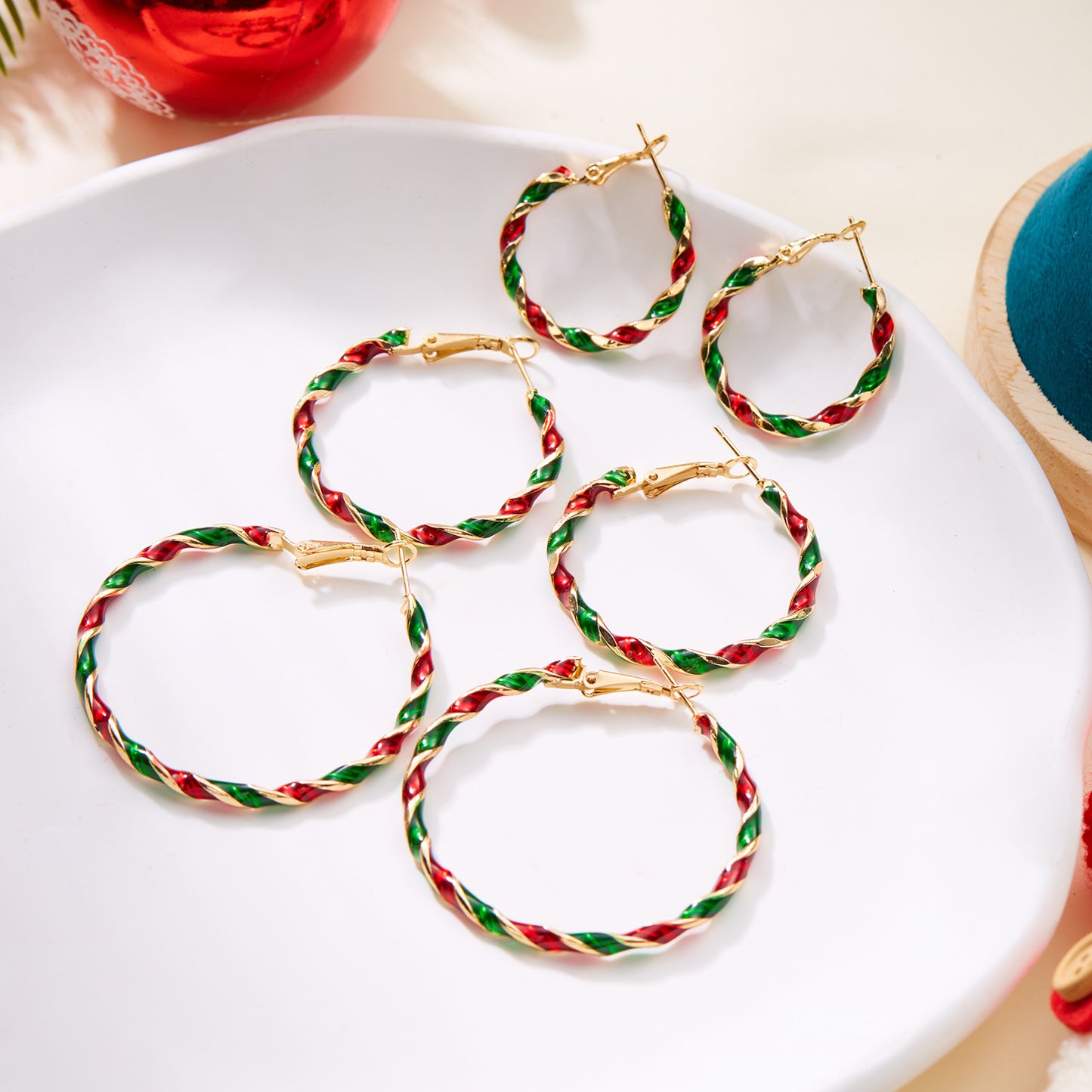 Pendientes de aro en espiral geométrica de aleación con acabado esmaltado para mujer, diseño circular colorido de Navidad