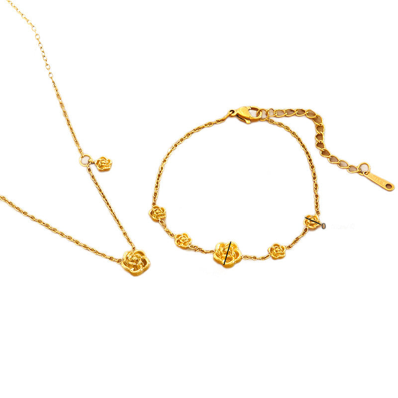 Set minimalista di collana e bracciale con fiore di camelia in acciaio inossidabile con pendente in acciaio al titanio su catena a cavo