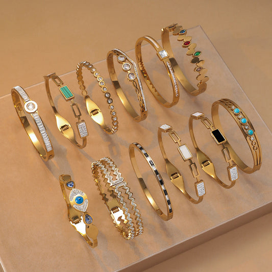 Pulsera rígida abierta vintage de acero inoxidable para mujer con detalles de pedrería y acabado chapado
