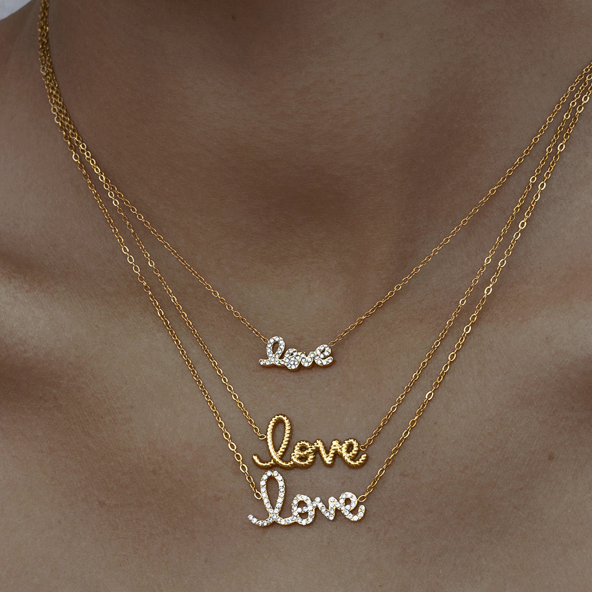 Elegante Collar de Letras Geométricas de Acero Inoxidable con Incrustaciones de Pedrería y Acabado Chapado para Mujer