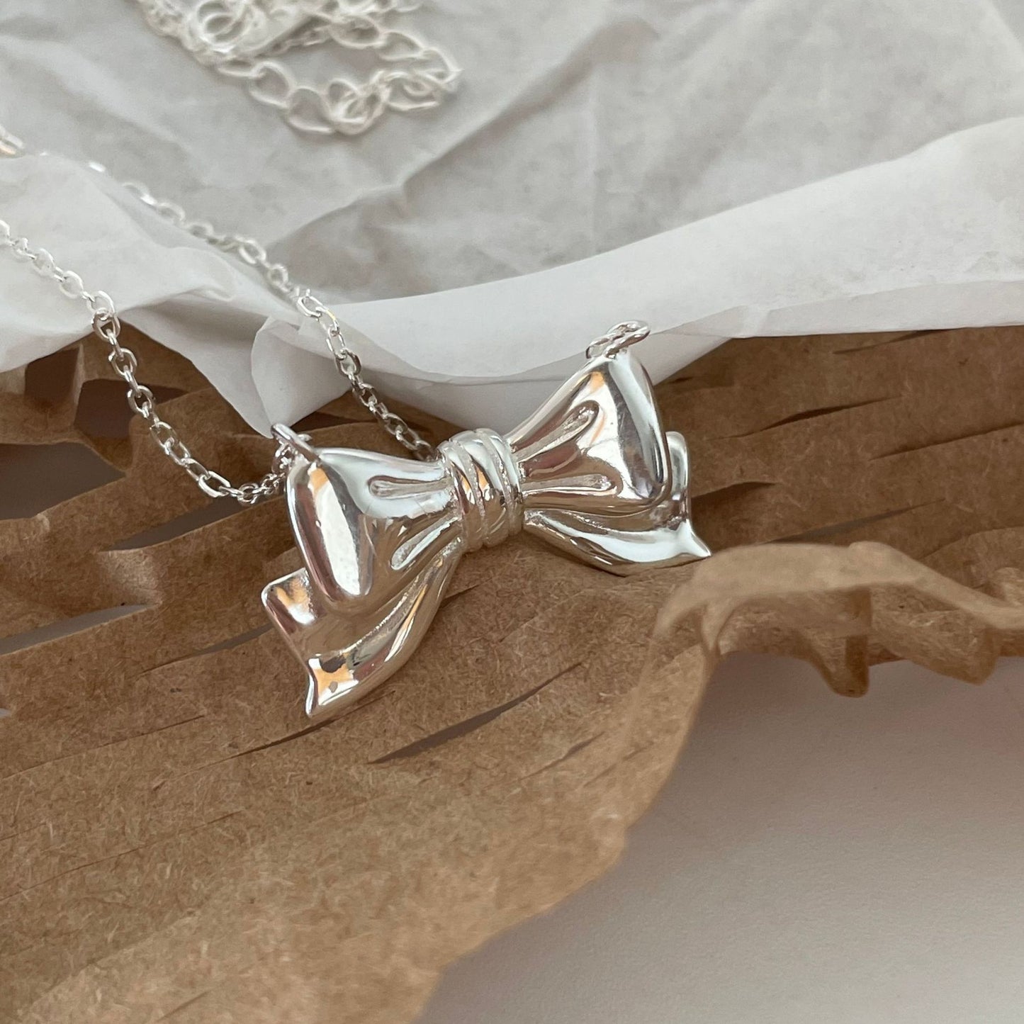 Collar con Colgante Minimalista de Nudo de Lazo en Plata de Ley 925 con Baño de Oro en Cadena de Cuentas