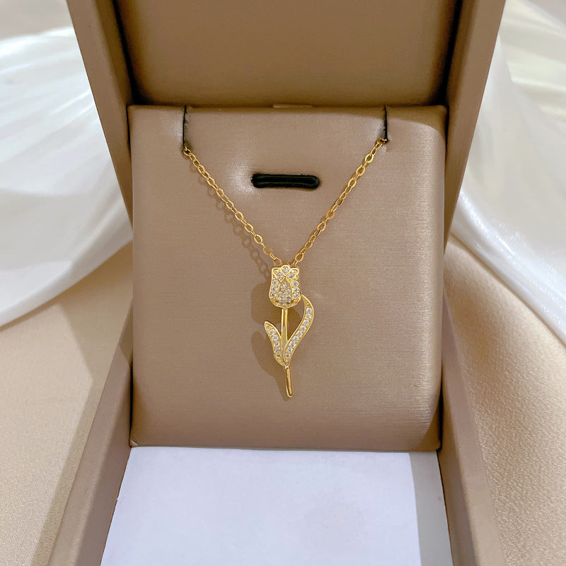 Collana con ciondolo a rosa di lusso interamente tempestato di strass da donna, catena a medaglione geometrico in acciaio al titanio con motivo lunare naturale