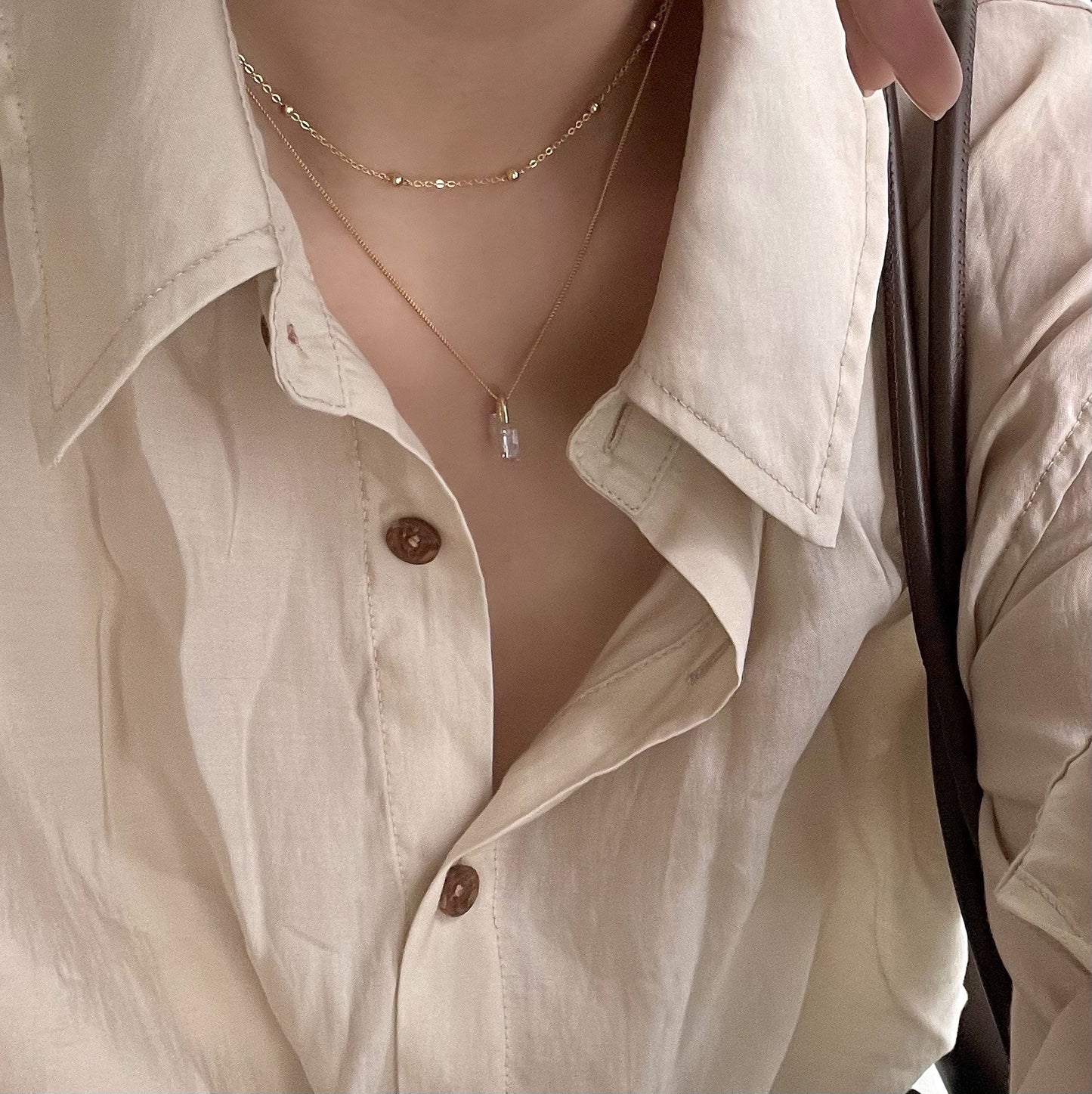 Deliziosa collana in argento sterling 925 placcato oro con dettagli a pois e a righe