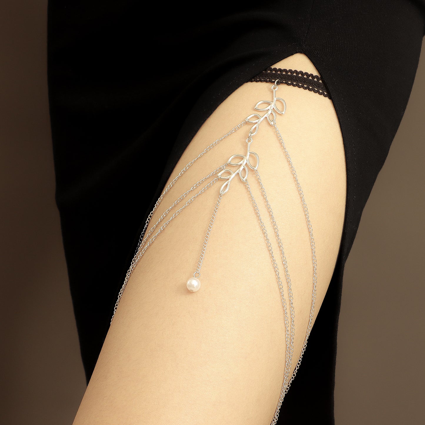 Cavigliera da donna con nappe a foglia geometrica cava e perle, catena per il corpo in lega