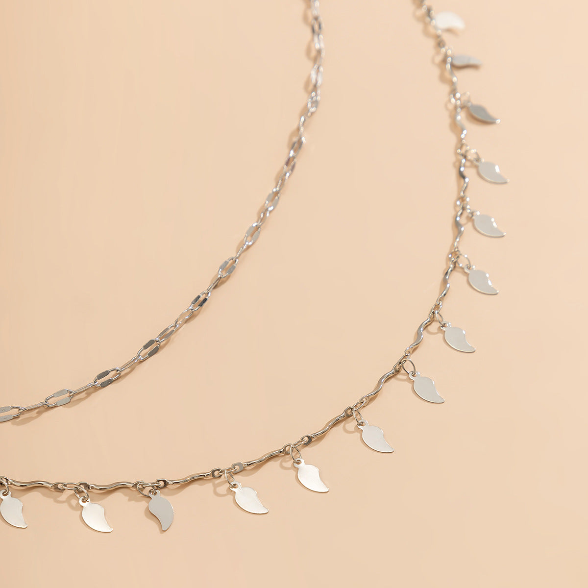 Cadena corporal geométrica minimalista en forma de U para mujer con colgante de hoja de metal y flecos en cadena delgada
