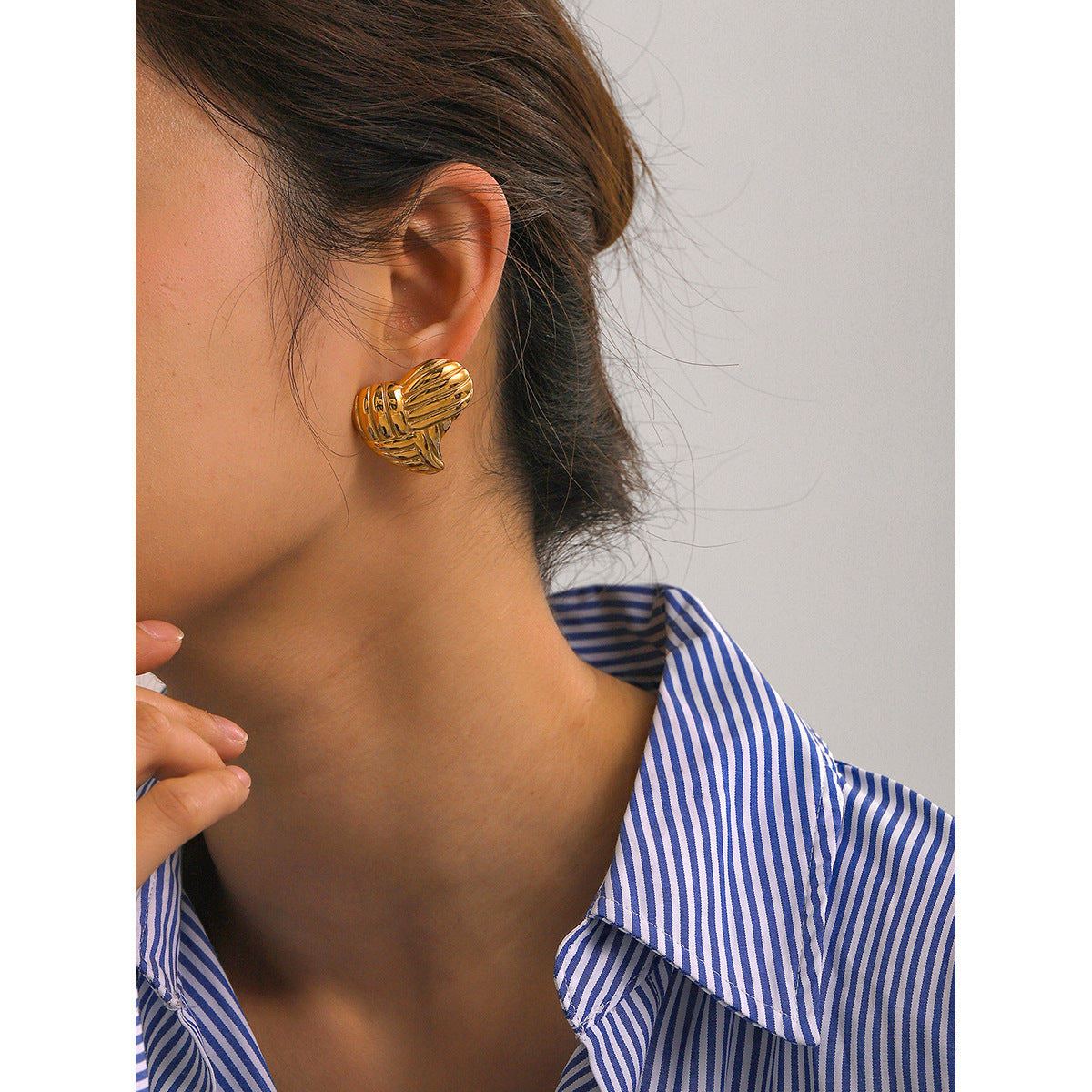 Orecchini Minimalisti a Cuore in Acciaio al Titanio con Placcatura in Oro 18K e Finitura in Acciaio Inox da Donna