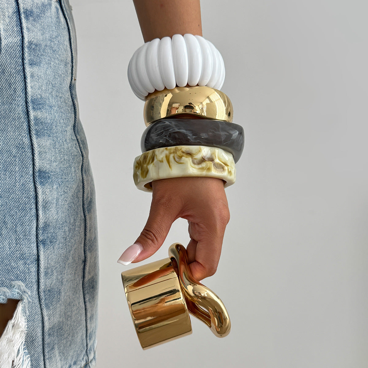 Minimalist Luxury Geometric Oval Gradient Resin Plated Wide Cuff Bracelet