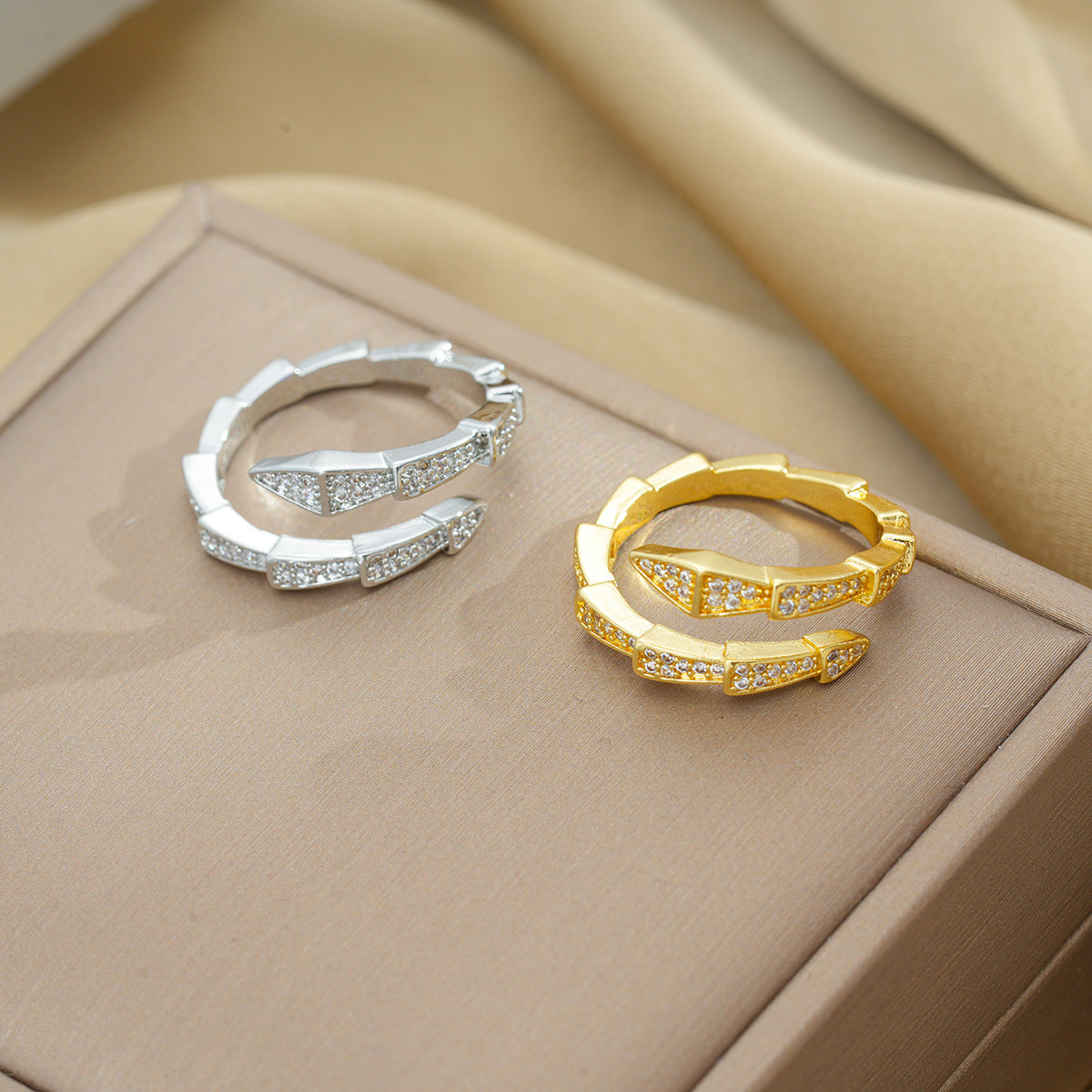 Anello in Acciaio al Titanio Geometrico Minimalista con Accenti di Zirconia per Donna Gioielli alla Moda con Fascia Aperta Regolabile