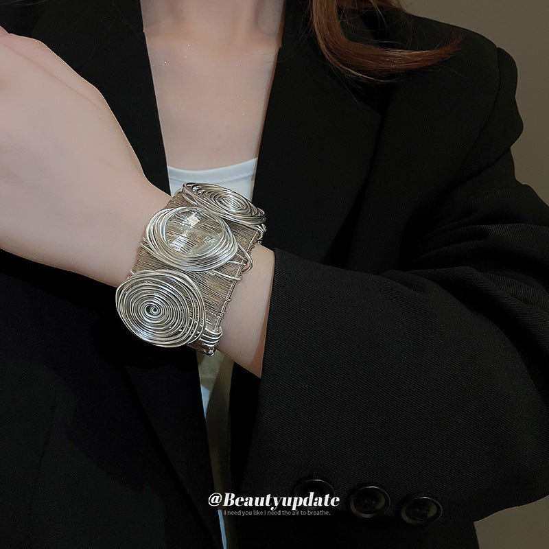 Bracciale a manetta in metallo elegante e robusto con finitura placcata, forma geometrica rotonda, accessorio di lusso alla moda per pendolari