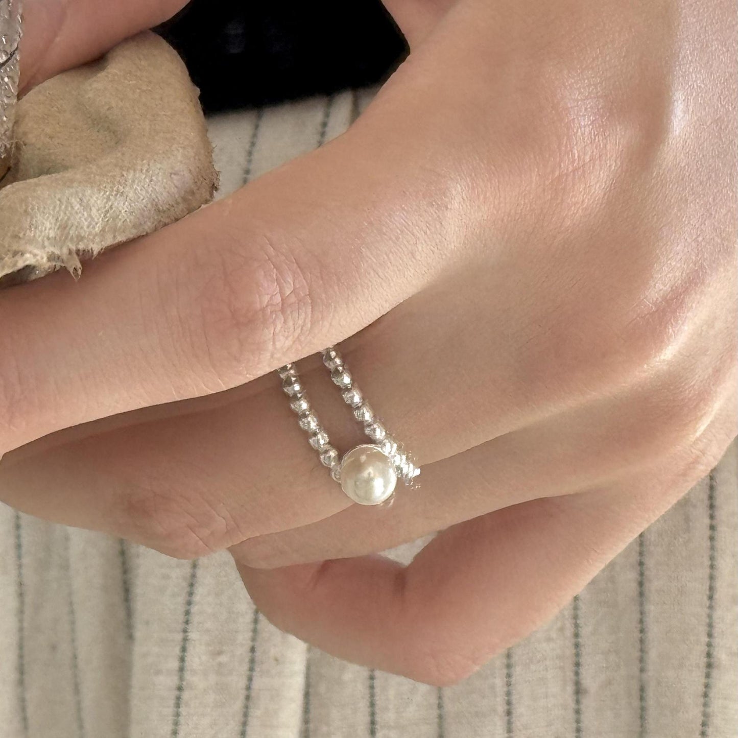 Anillo de perlas minimalista de plata de ley 925 con diseño elegante para mujer