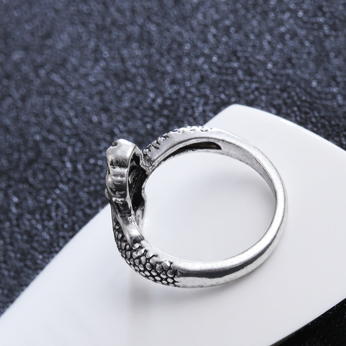 Anillo abierto ajustable vintage de sirena desgastada de aleación de zinc para unisex