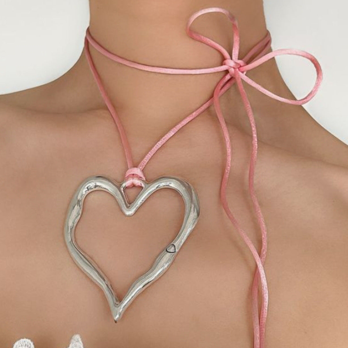 Collar de gargantilla de terciopelo con colgante de corazón hueco irregular extragrande para mujer con dije de aleación