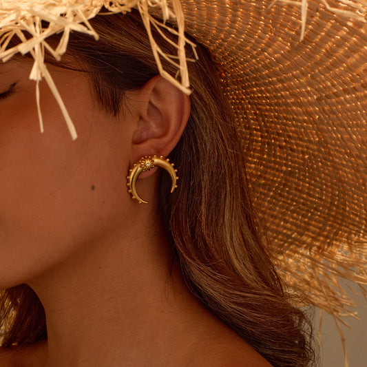 Pendientes minimalistas de acero inoxidable con forma de luna y cuerno con baño de oro de 18 quilates para mujer