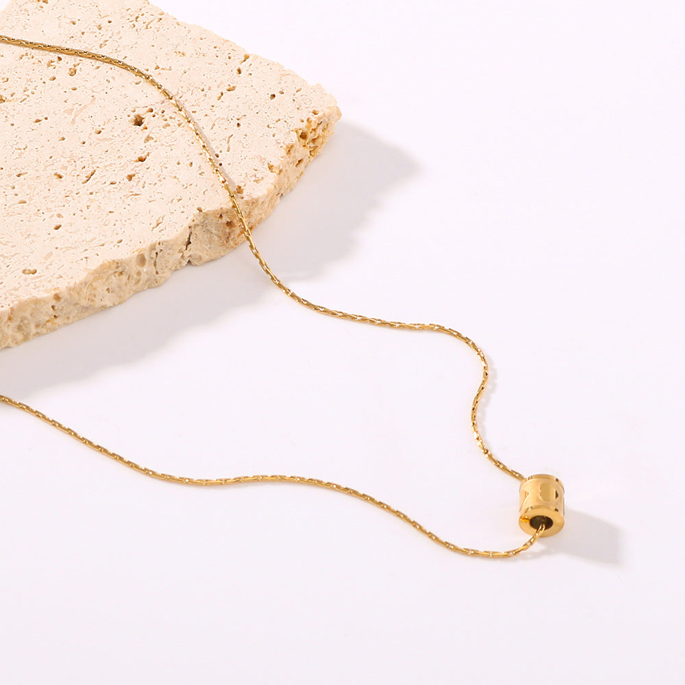 Collana Minimalista con Pendente a Cuore in Acciaio al Titanio e Incisione Cilindrica per Donne, Ipoallergenica e Resistente allo Sbiadimento, con Finitura in Oro 18K Elettroplaccata Sottovuoto su Catena a O