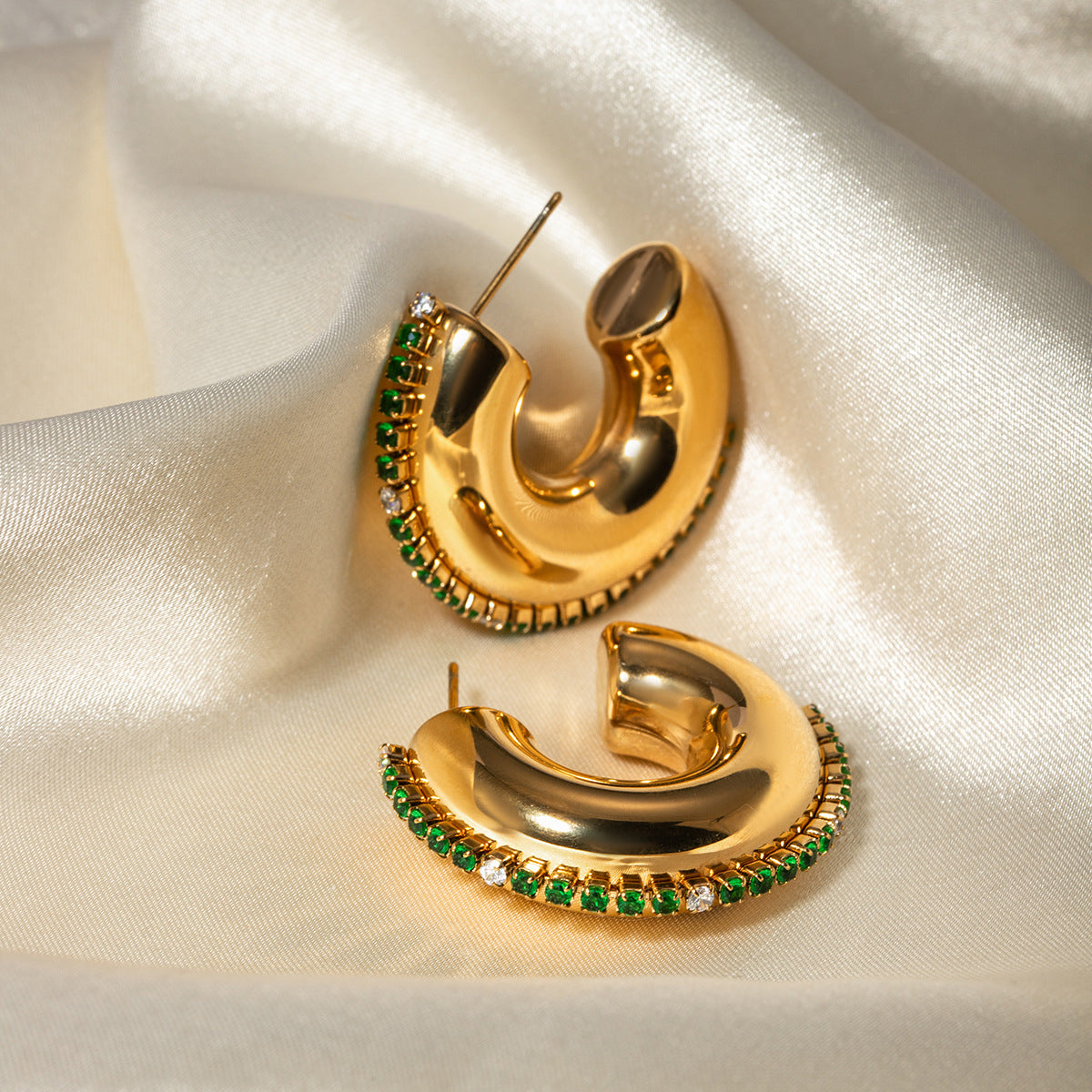 Orecchini a cerchio minimalisti da donna placcati oro 18 carati in acciaio inossidabile con strass verdi e bianchi a forma di C