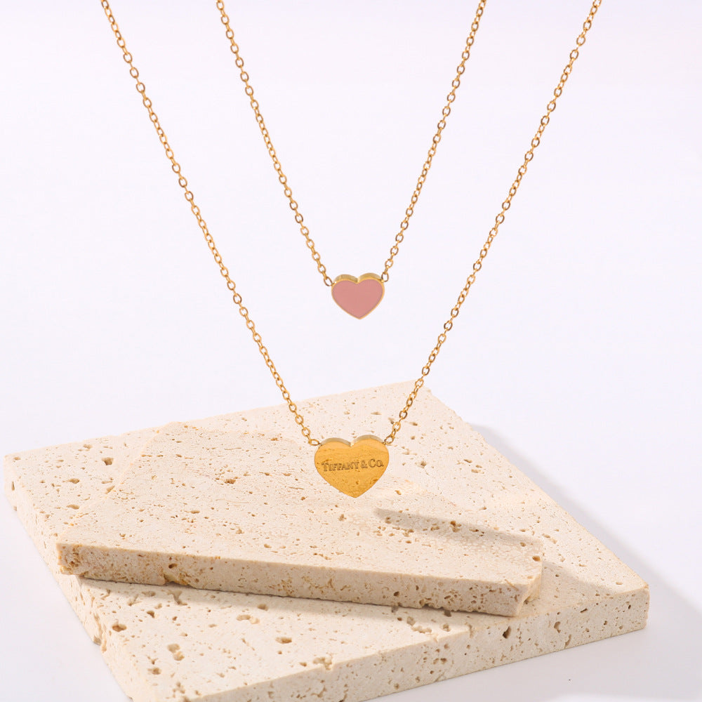 Collana da donna a doppio strato minimalista a forma di cuore in acciaio al titanio con lettere smaltate e placcatura in oro