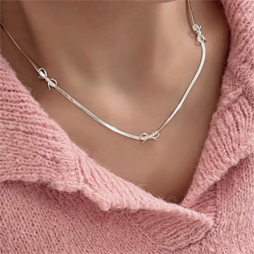 Collana minimalista a catena serpente con fiocco geometrico in argento sterling 925