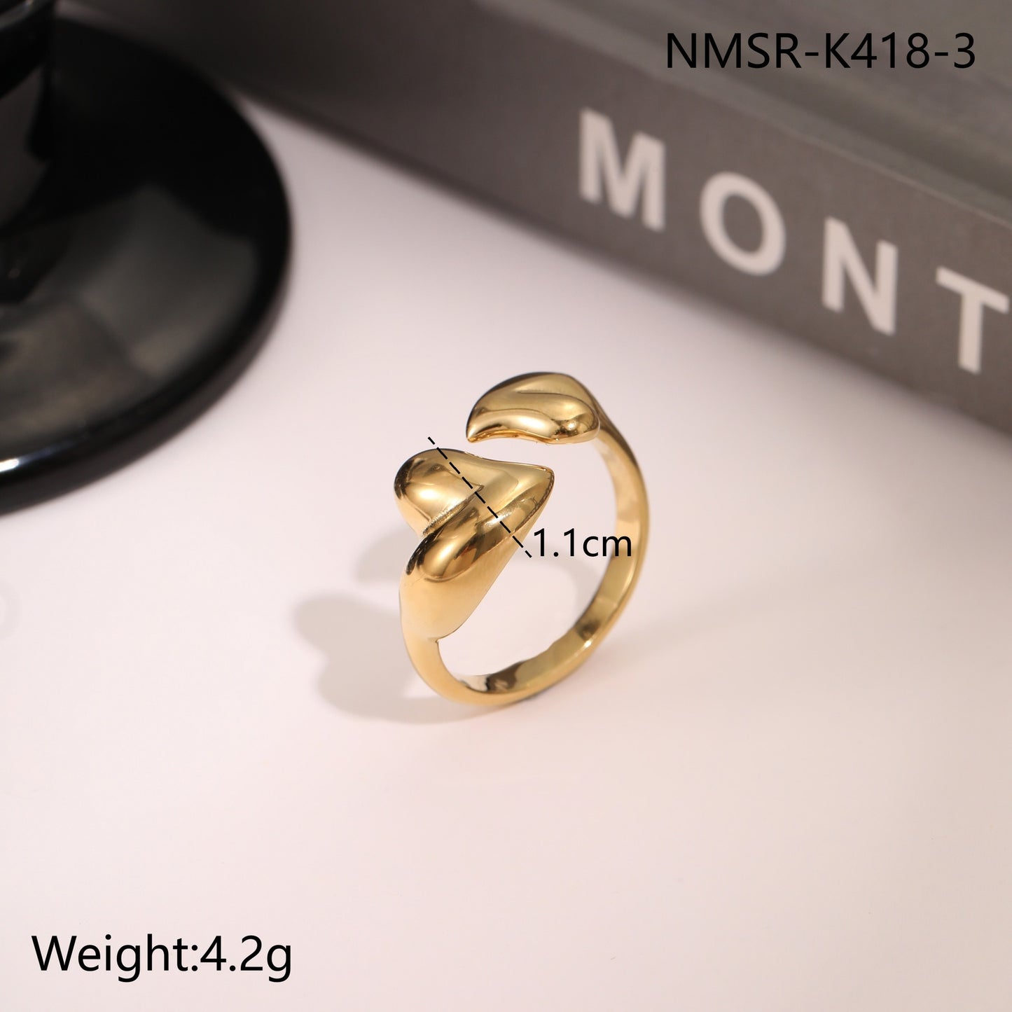 Anillo Abierto de Acero Inoxidable con Forma Geométrica, Acabado de Acero de Titanio y Detalle de Corazón de Malaquita para Mujer