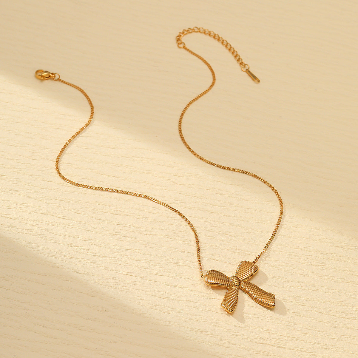 Collar minimalista de acero de titanio con forma de lazo para mujer, con acabado galvanizado y detalle de perlas