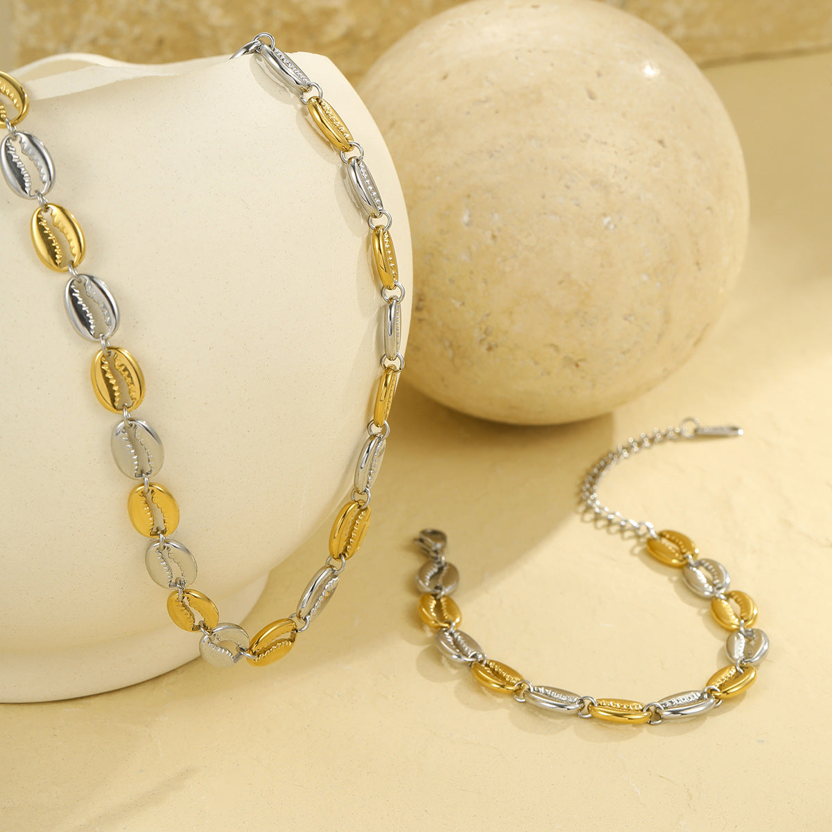 Collana Pendente a Conchiglia Cava alla Moda in Stile OL in Acciaio Inossidabile con Galvanotecnica per Donna