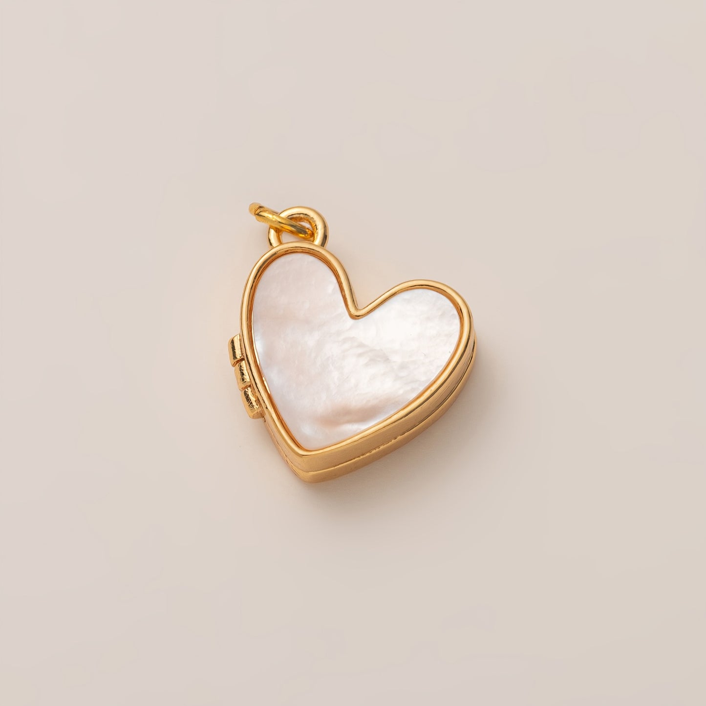 Collana con ciondolo a forma di cuore geometrico in ottone e zirconi cubici