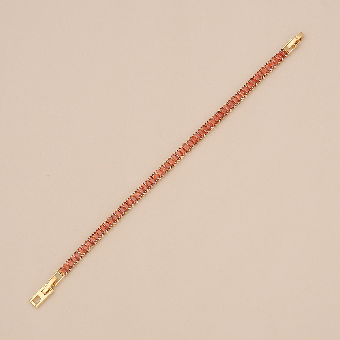 Bracciale quadrato geometrico alla moda da donna con zirconi intarsiati, accessorio chic minimalista da ufficio