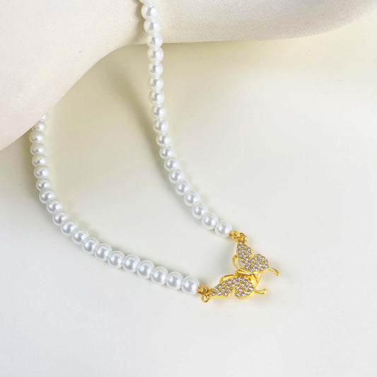 Collar Minimalista con Colgante de Mariposa en Acero de Titanio con Chapado en Oro de 18K y Cierre Magnético, Cadena Estilo Perla
