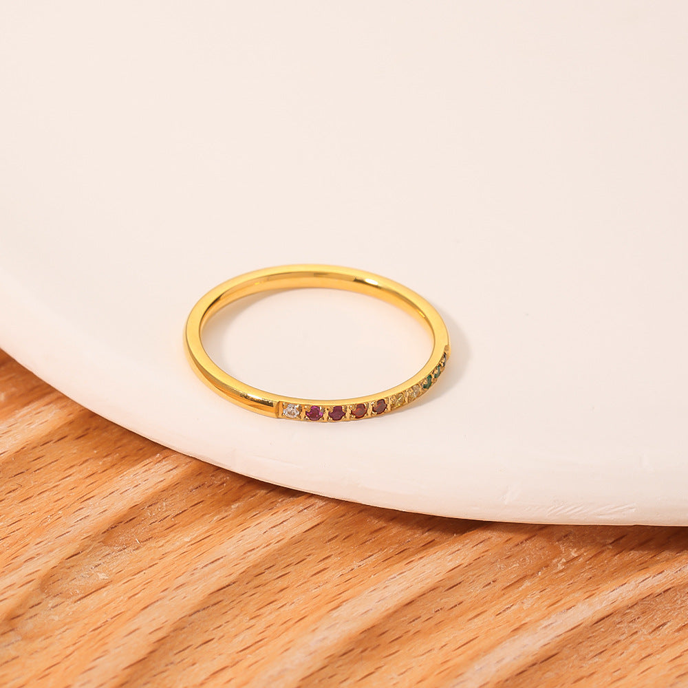 Anello da donna minimalista geometrico in acciaio inossidabile con intarsio in zircone colorato e placcatura in oro 18 carati