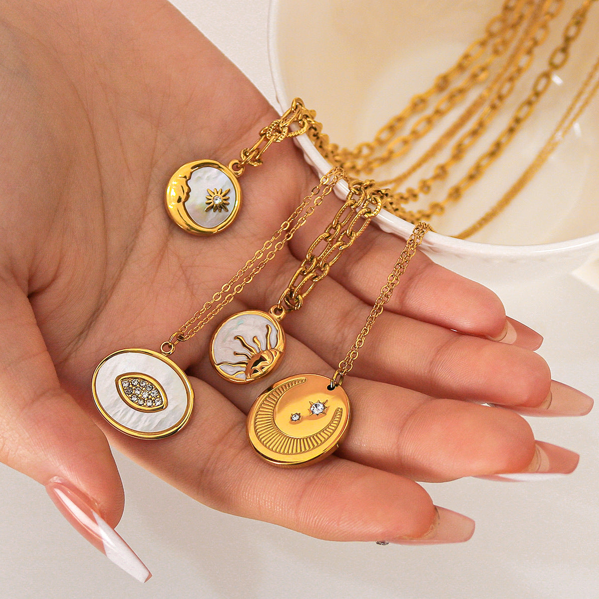 Collana pendente Sole e Luna geometrici da donna in acciaio inossidabile con placcatura in oro 18 carati e intarsio di strass su delicata catena a clavicola