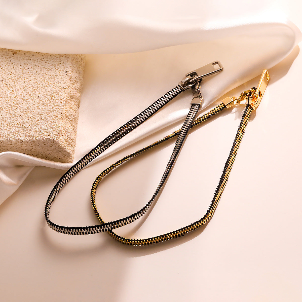 Collana con Pendente Geometrico Minimalista da Donna con Catena in Acciaio al Titanio e Placcatura in Oro 18K