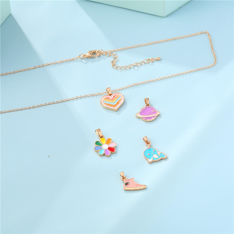 Collana con ciondolo a forma di delfino e pianeta in stile cartone animato per bambini in lega con finitura smaltata su catena a croce
