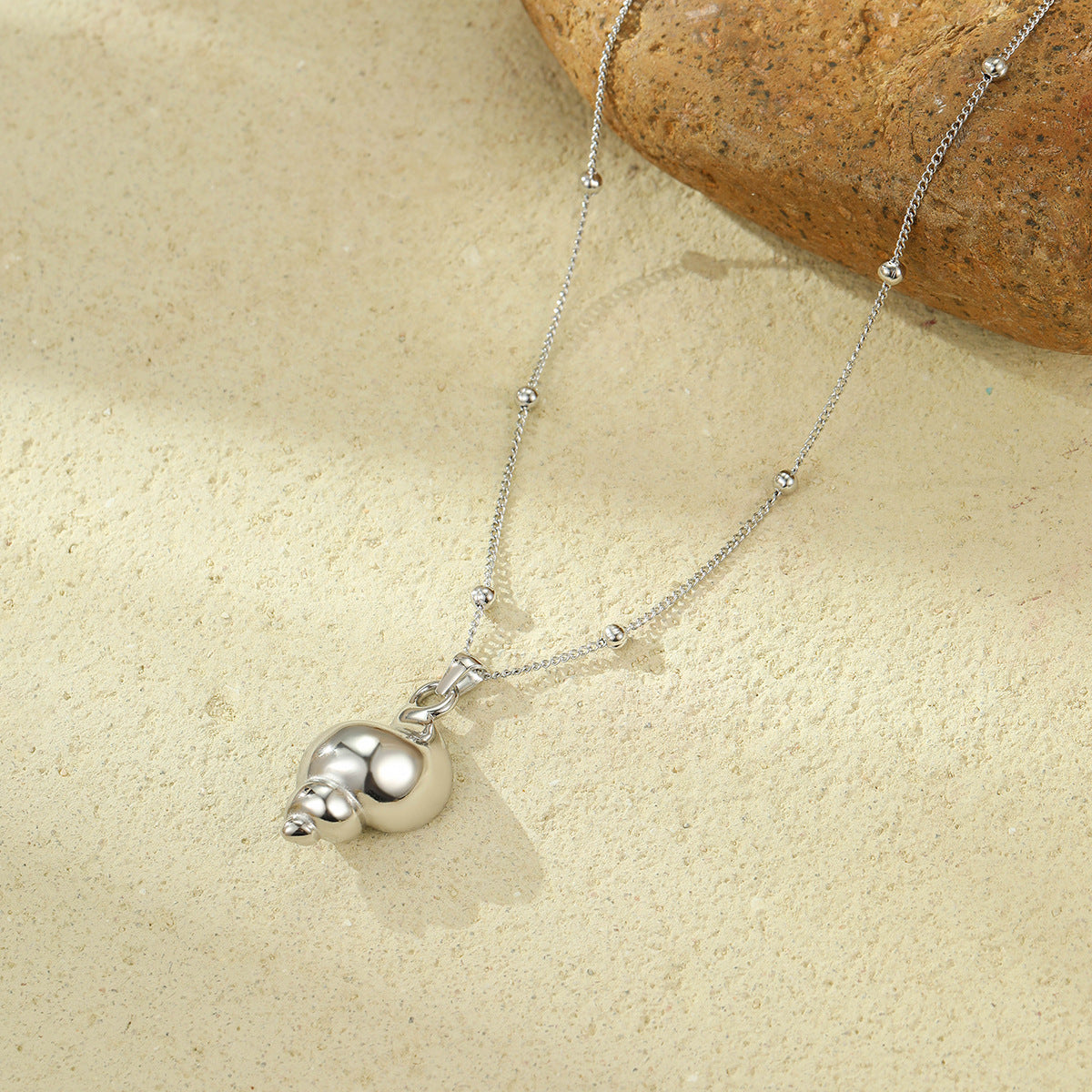 Collar Minimalista con Colgante de Concha para Mujer en Acero Inoxidable con Baño de Oro, Elegante Cadena para la Clavícula