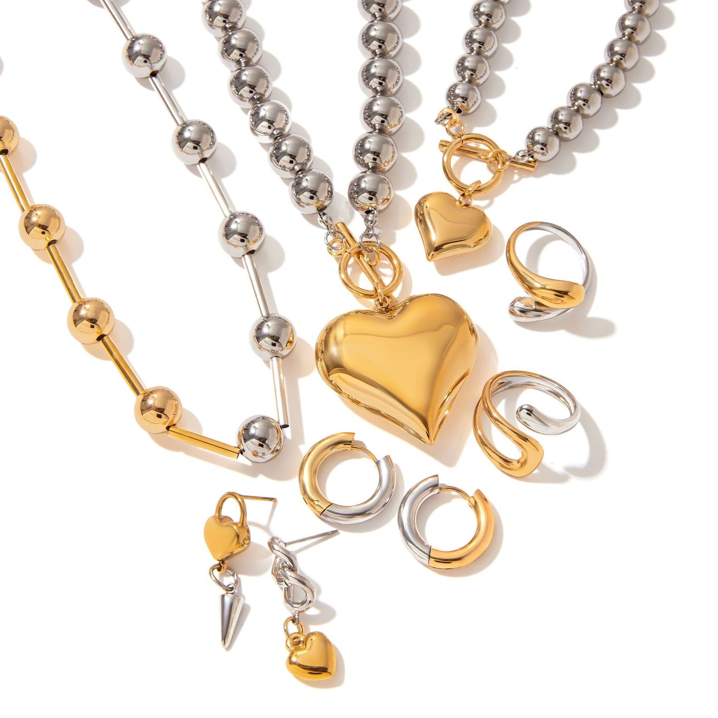 Collana minimalista da donna in acciaio inossidabile a forma di cuore con ciondolo in acciaio al titanio placcato