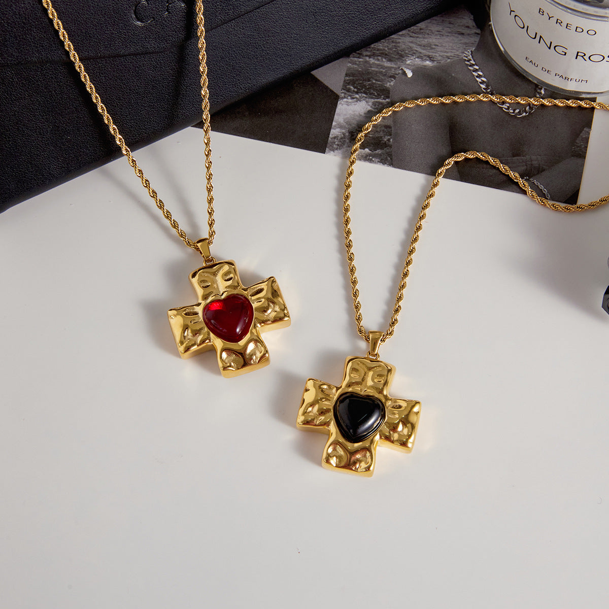 Collar minimalista con dije de cruz para mujer en acero de titanio con incrustaciones de circonita y chapado de oro PVD en cadena de acero inoxidable