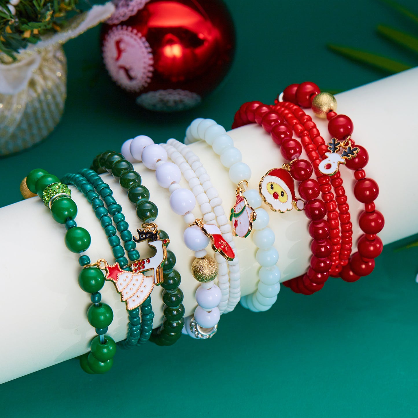 Bracciale da donna natalizio con pupazzo di neve e Babbo Natale in stile cartone animato, in lega di zinco con lavorazione artigianale