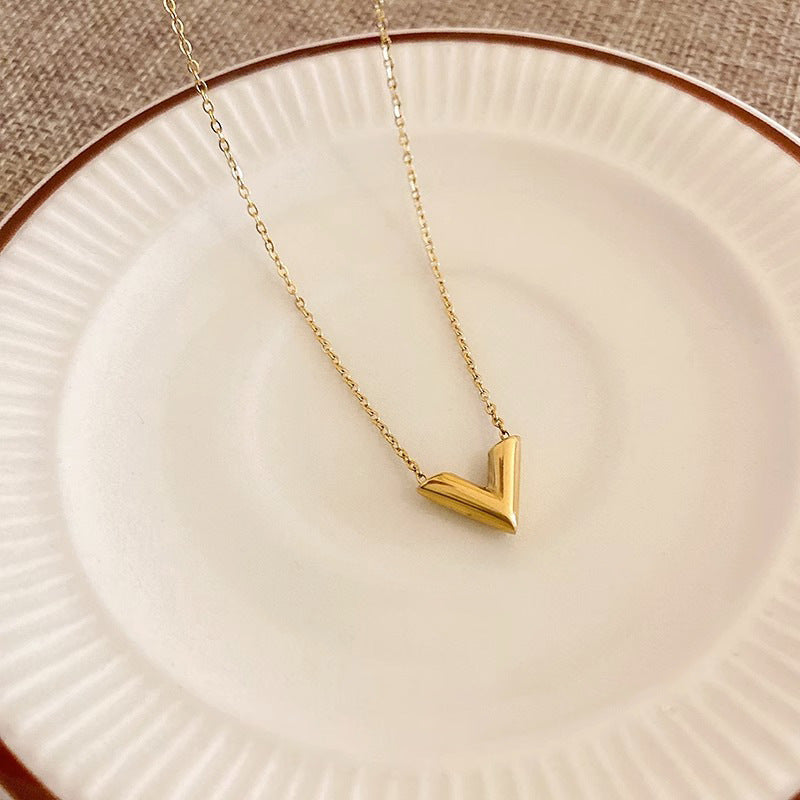Collar minimalista con la letra V de acero de titanio chapado en oro para mujer, con cadena de medallón
