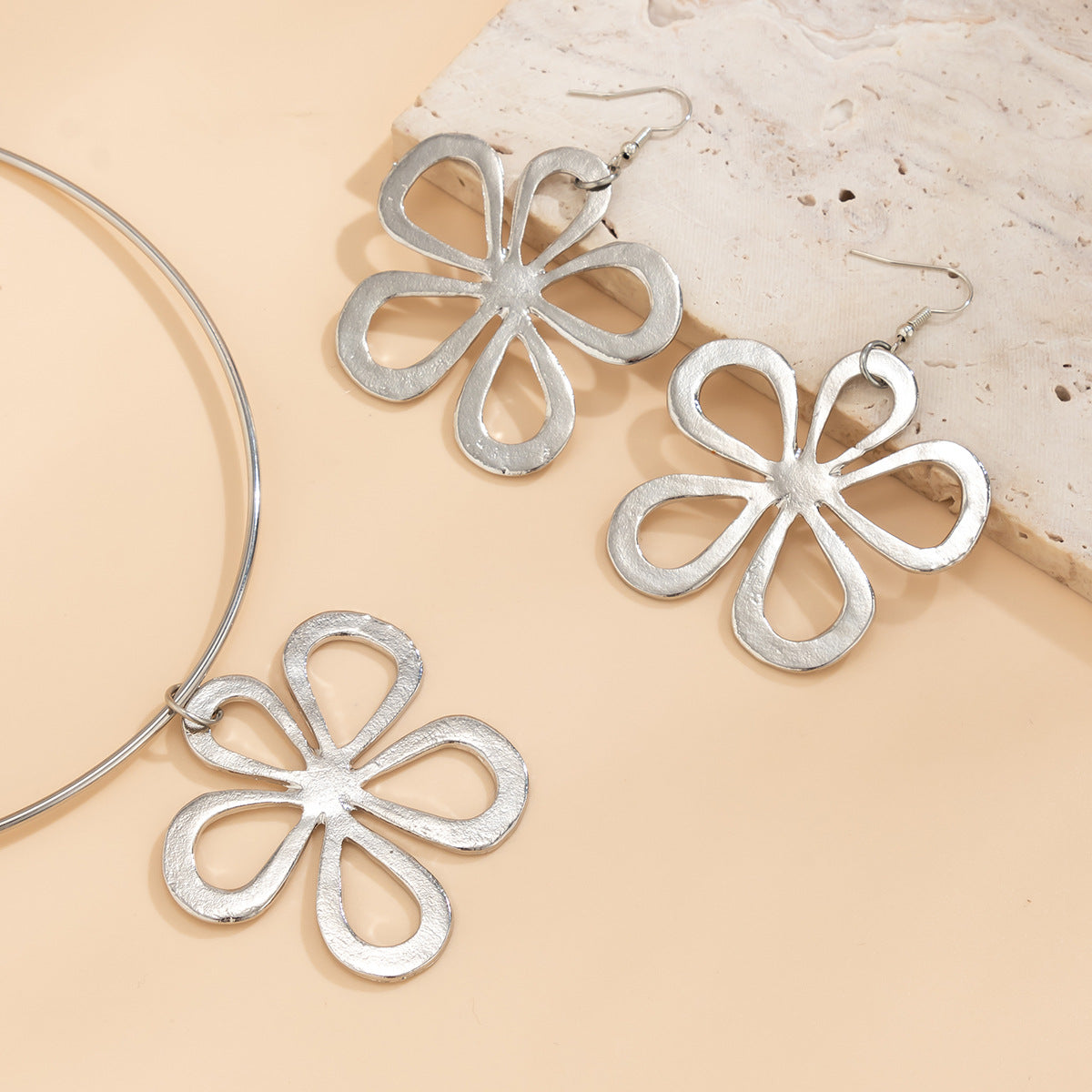 Collana Girocollo Pendente Floreale Minimalista da Donna in Lega Metallica con Design Vuoto Stile Instagram