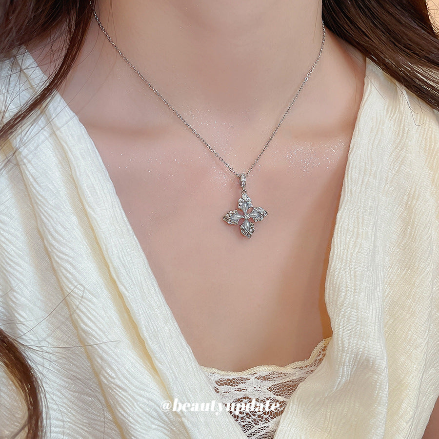 Collar con colgante de cruz minimalista en cobre con acabado chapado para mujer, elegante cadena de clavícula, accesorio de moda ligero