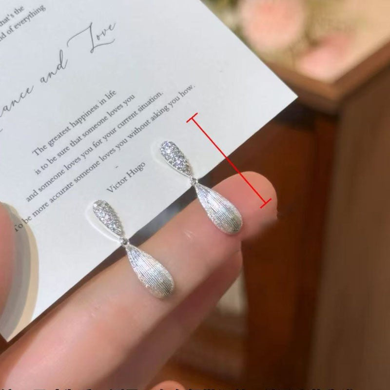 Pendientes de metal geométricos minimalistas con incrustaciones de diamantes de imitación y acabado cepillado para mujer