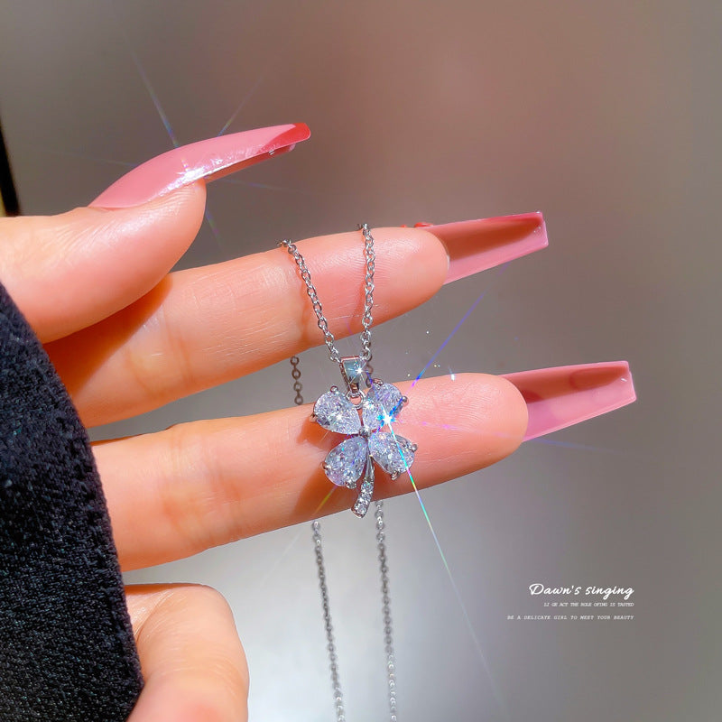 Collar con colgante de hierba pequeña con microincrustaciones de diamantes de imitación, de acero de titanio, geométrico, estilo exótico, para mujer, cadena a la clavícula