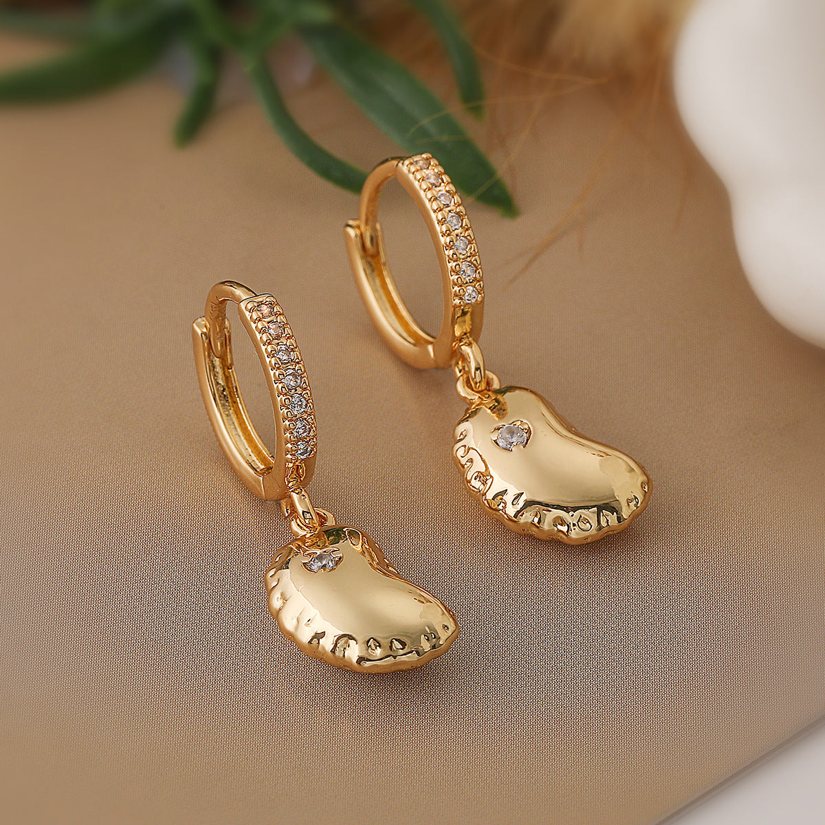 Orecchini pendenti da donna minimalisti geometrici irregolari a palloncino in ottone con placcatura in oro vero e intarsio di zirconi