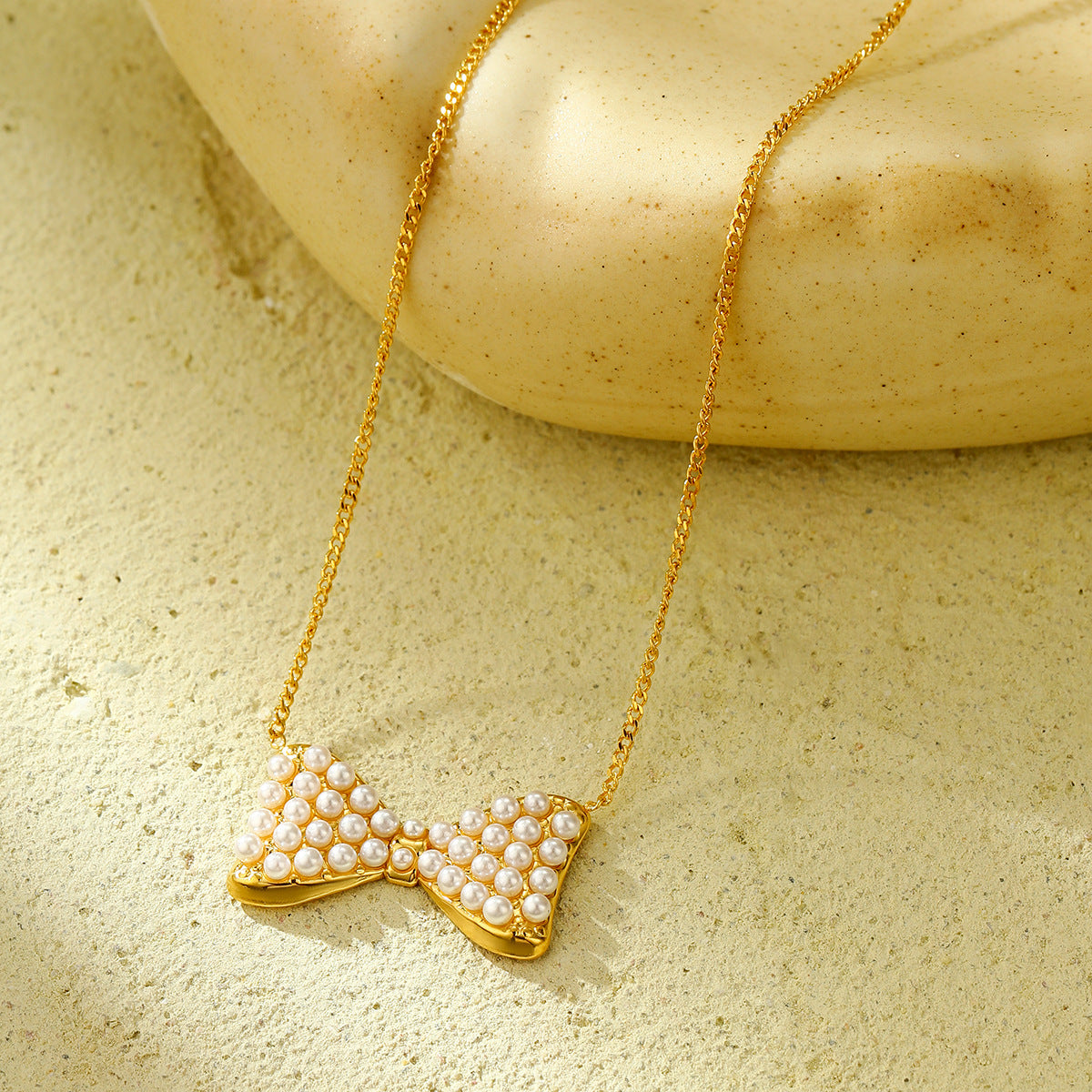 Set di orecchini eleganti con fiocco e perle e collana in acciaio inossidabile con finitura placcata per donna