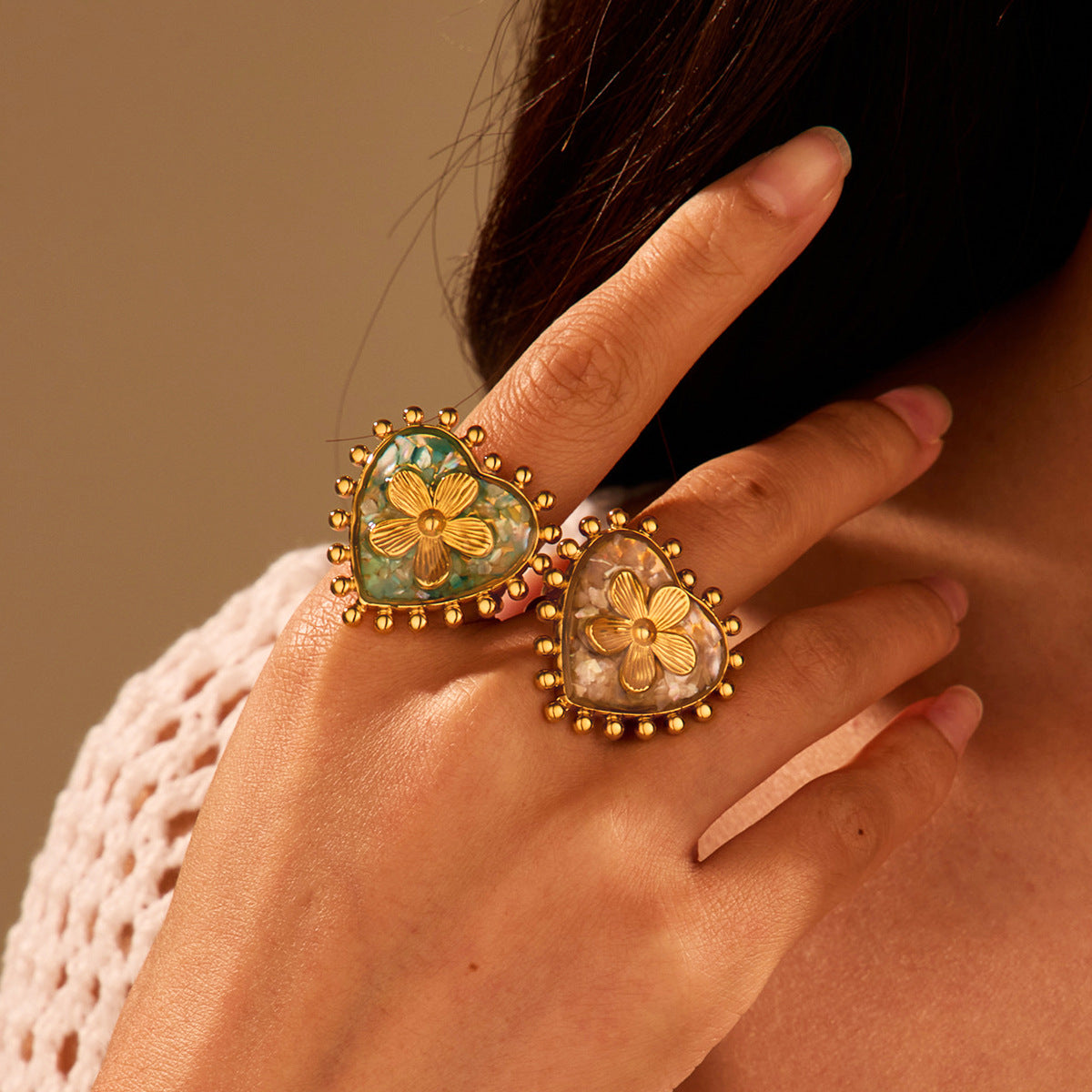 Anillo de corazón y flor de acero de titanio chapado en oro de 18 quilates, estilo francés de lujo para mujer